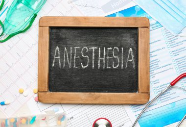 Kelime anestezisi ve hafif arka planda tıbbi malzemelerle tebeşir tahtası