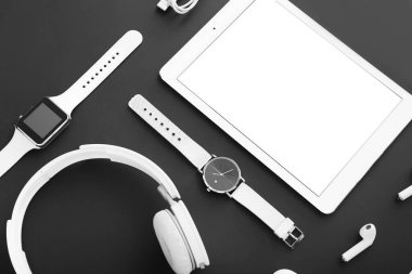 Koyu arkaplanda farklı modern cihazlar.