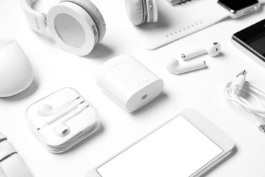 Beyaz arkaplanda izole edilmiş farklı aygıtlar kümesi, yakın plan