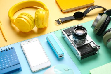 Renk arkaplanında farklı aygıtlara sahip kompozisyon