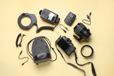 Renkli arka planda modern fotoğraf ekipmanlarına sahip kompozisyon