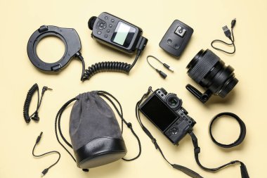 Renkli arka planda modern fotoğraf ekipmanlarına sahip kompozisyon
