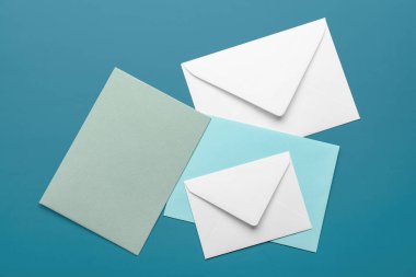 Renk arkaplanında farklı zarflar kümesi