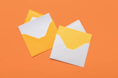 Renk arkaplanı üzerinde boş kartlar olan kağıt zarflar