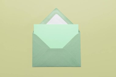 Renk arkaplanı üzerinde boş kart olan kağıt zarf