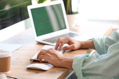 Ofiste bilgisayarla çalışan erkek programcı, yakın plan.