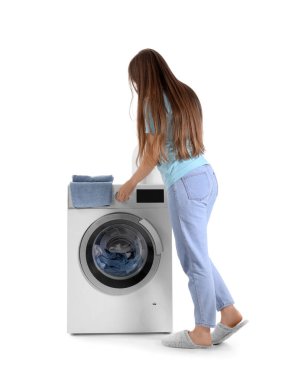 Çamaşır makinesi kuran kadın beyaz arka planda izole edilmiş