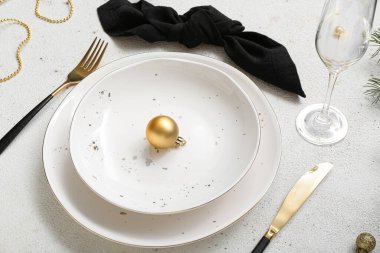 Işık arka planında Noel kutlaması için güzel bir masa.