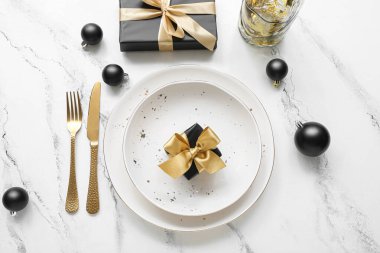 Beyaz mermer arka planda Noel kutlaması için güzel bir masa.