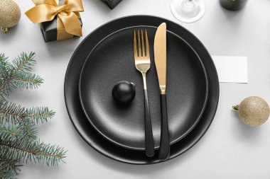 Işık arka planında Noel kutlaması için güzel bir masa.