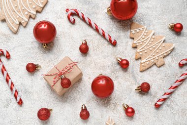 Beyaz arka plan üzerinde farklı Noel süsleri