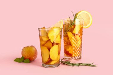 Pembe arka planda biberiyeli taze şeftalili limonata.