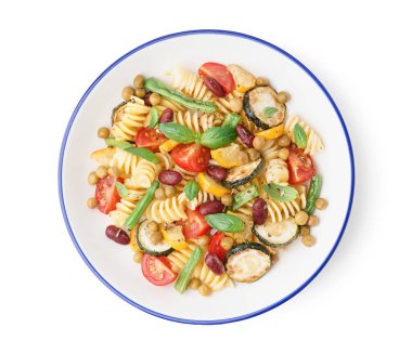 Bir kase domatesli makarna salatası ve beyaz arka planda fesleğen.