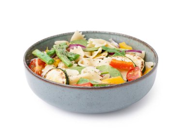 Beyaz arka planda biberli ve domatesli makarna salatası.