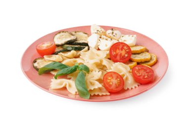 Beyaz arka planda domatesli ve fesleğenli lezzetli makarna salatası.