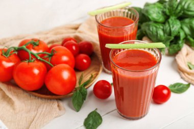 Masada bir bardak lezzetli domates suyu.