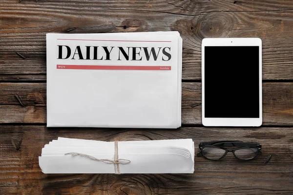 Jornais Branco Com Computador Tablet Óculos Fundo Madeira — Fotografia de Stock