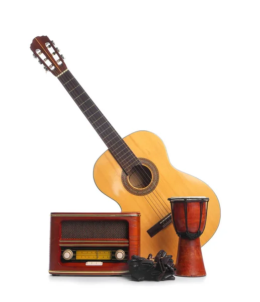 Diferentes Instrumentos Musicais Receptor Rádio Retro Fundo Branco — Fotografia de Stock