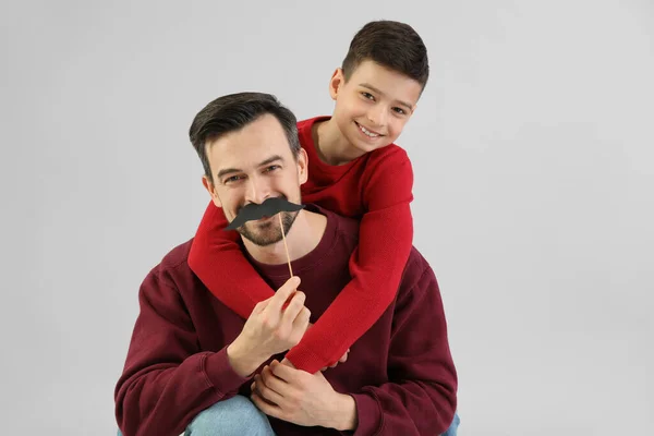 Porträt Des Vaters Und Seines Kleinen Sohnes Mit Papierschnurrbart Auf — Stockfoto