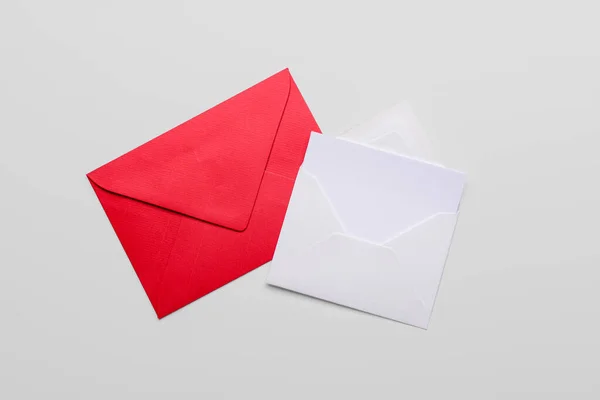 白い背景に空白のカードが付いているペーパー封筒 — ストック写真