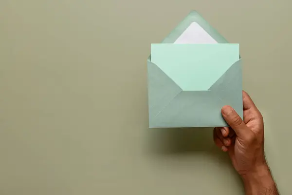 Mão Masculina Com Envelope Cartão Branco Sobre Fundo Cor Close — Fotografia de Stock
