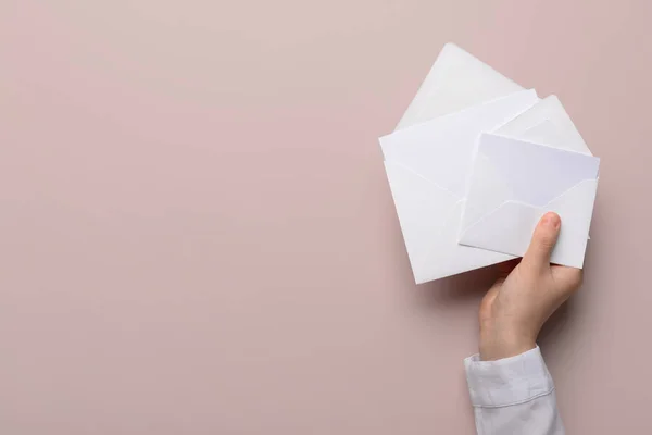 Mão Feminina Com Envelopes Cartões Branco Sobre Fundo Cor — Fotografia de Stock