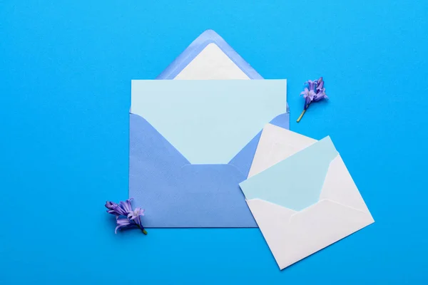 Envelopes Papel Com Cartões Branco Flores Sobre Fundo Cor — Fotografia de Stock