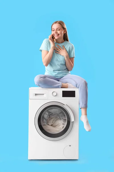 Mulher Bonita Sentada Máquina Lavar Roupa Falando Por Telefone Celular — Fotografia de Stock