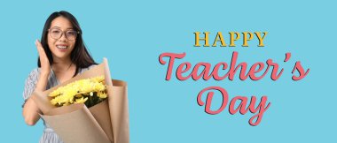 Açık mavi arka planda çiçekleri olan Asyalı bir kadın. Öğretmenler Günün kutlu olsun.