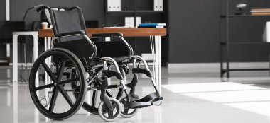 Modern ofiste boş tekerlekli sandalye