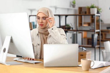 Ofiste çalışan Arap kadın programcı.