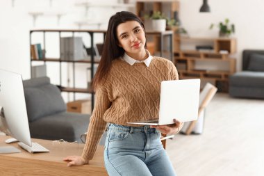 Dizüstü bilgisayarı olan genç bir programcı.