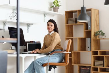 Ofiste çalışan genç kadın programcı