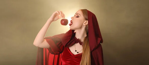 Σέξι Νεαρή Μάγισσα Μήλο Στο Φόντο Χρώμα — Φωτογραφία Αρχείου