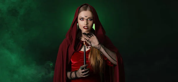 Gyönyörű Boszorkány Gyertyával Sötét Zöld Háttér — Stock Fotó
