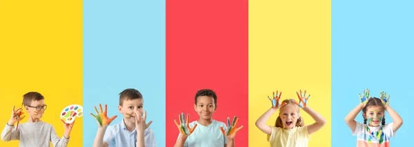 ブラシ カラーバックグラウンドのパレットの手のひらを持つ幸せな小さな子供のコラージュ — ストック写真