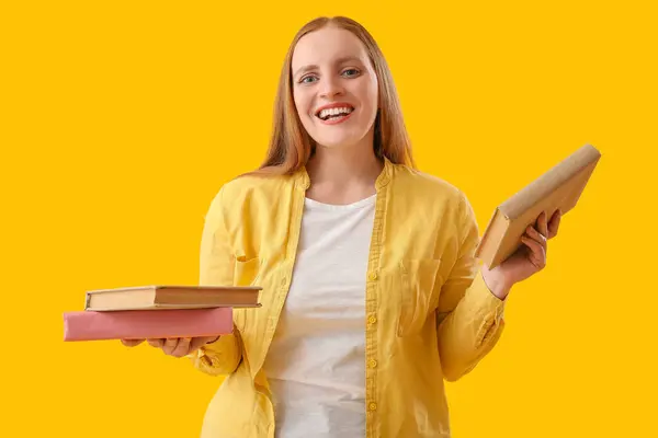 Νεαρή Γυναίκα Βιβλία Κίτρινο Φόντο — Φωτογραφία Αρχείου