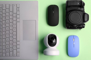 Yeşil arka planda modern aygıtlar