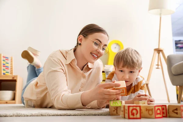 Nanny Little Boy Playing Cubes Home — Stock Photo, Image
