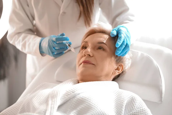 Mature Woman Receiving Filler Injection Beauty Salon Closeup — Stock Photo, Image