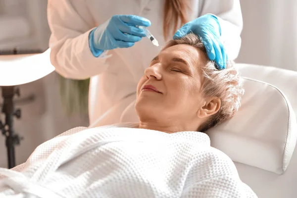 Mature Woman Receiving Filler Injection Beauty Salon Closeup — Stock Photo, Image
