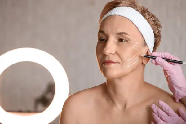Beautician Marking Mature Woman Face Filler Injection Salon Closeup — Stock Photo, Image