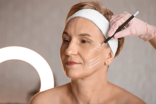 Beautician Marking Mature Woman Face Filler Injection Salon Closeup — Stock Photo, Image