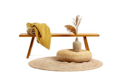 Beyaz arka planda ekose, vazo, puf ve halı olan ahşap bank.