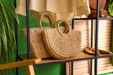 Soyunma odasındaki rafta duran çöp torbaları.