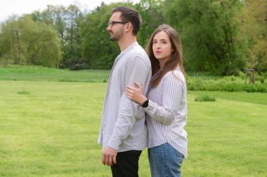 Güzel bir çift bahar günü parkta sarılıyor.