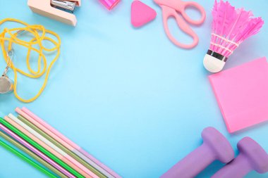 Spor malzemelerinden yapılmış çerçeve ve mavi arka planda farklı kırtasiye