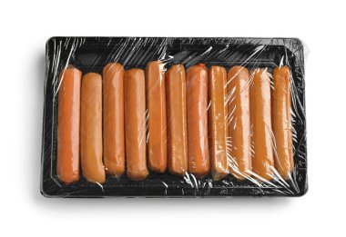 Beyaz arkaplanda plastik pakette sosisler