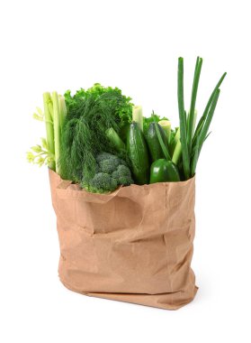 Beyaz arka planda taze sebzeli kağıt torba. Sağlıklı gıda konsepti