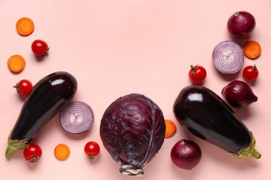 Lahana, vişneli domates ve bej kaplamalı soğanlı taze patlıcandan yapılmış çerçeve. Sağlıklı gıda konsepti